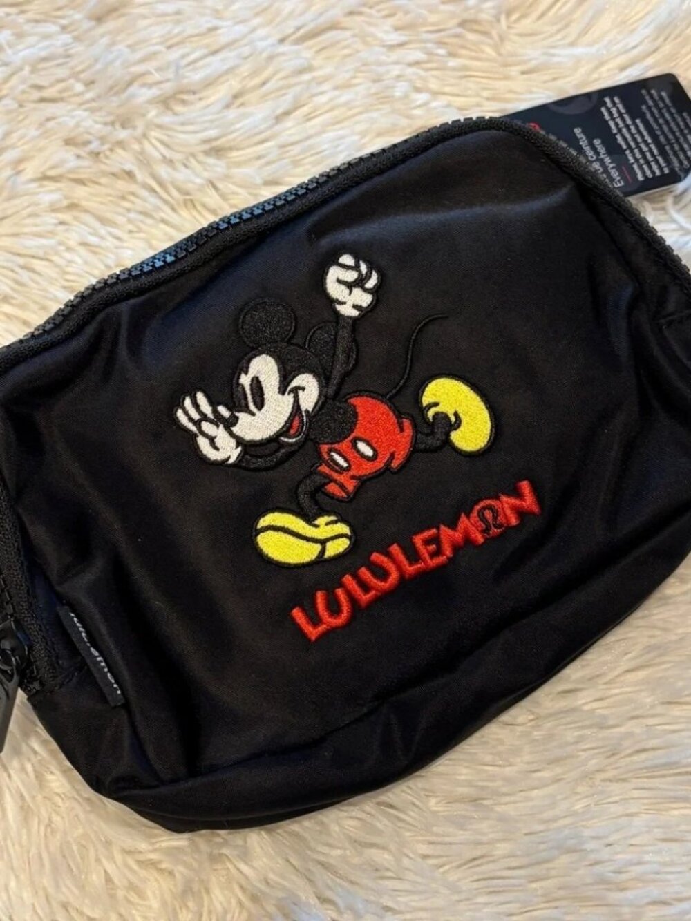 Disney x Lululemon 
EVERYWHERE BELT BAG 
MICKEY IN MOTION-BLACK